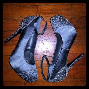 Stiletto semi platform pump